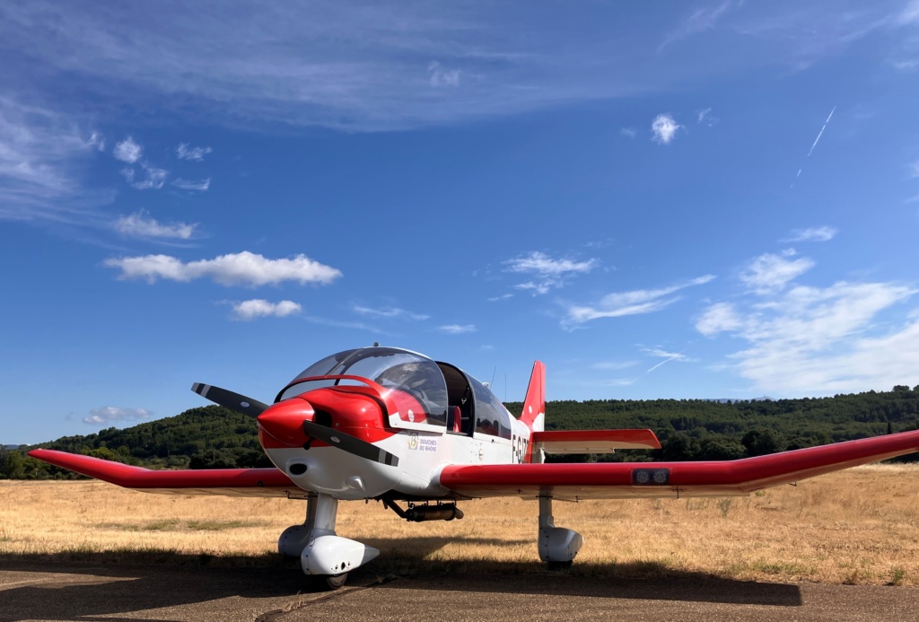 Avion DR400-120 de l'aéroclub ACAM sur le terrai de Propriano.