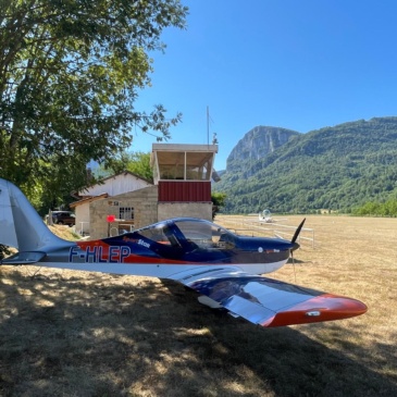 Avion biplace école Evektor SportStar F-HLEP de l'aeroclub ACAM sur le tarmac d'Aix les Milles sur un terrain en herbe