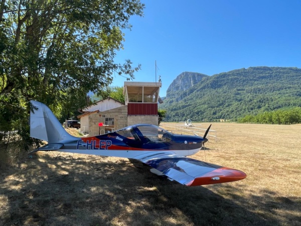 Avion biplace école Evektor SportStar F-HLEP de l'aeroclub ACAM sur le tarmac d'Aix les Milles sur un terrain en herbe
