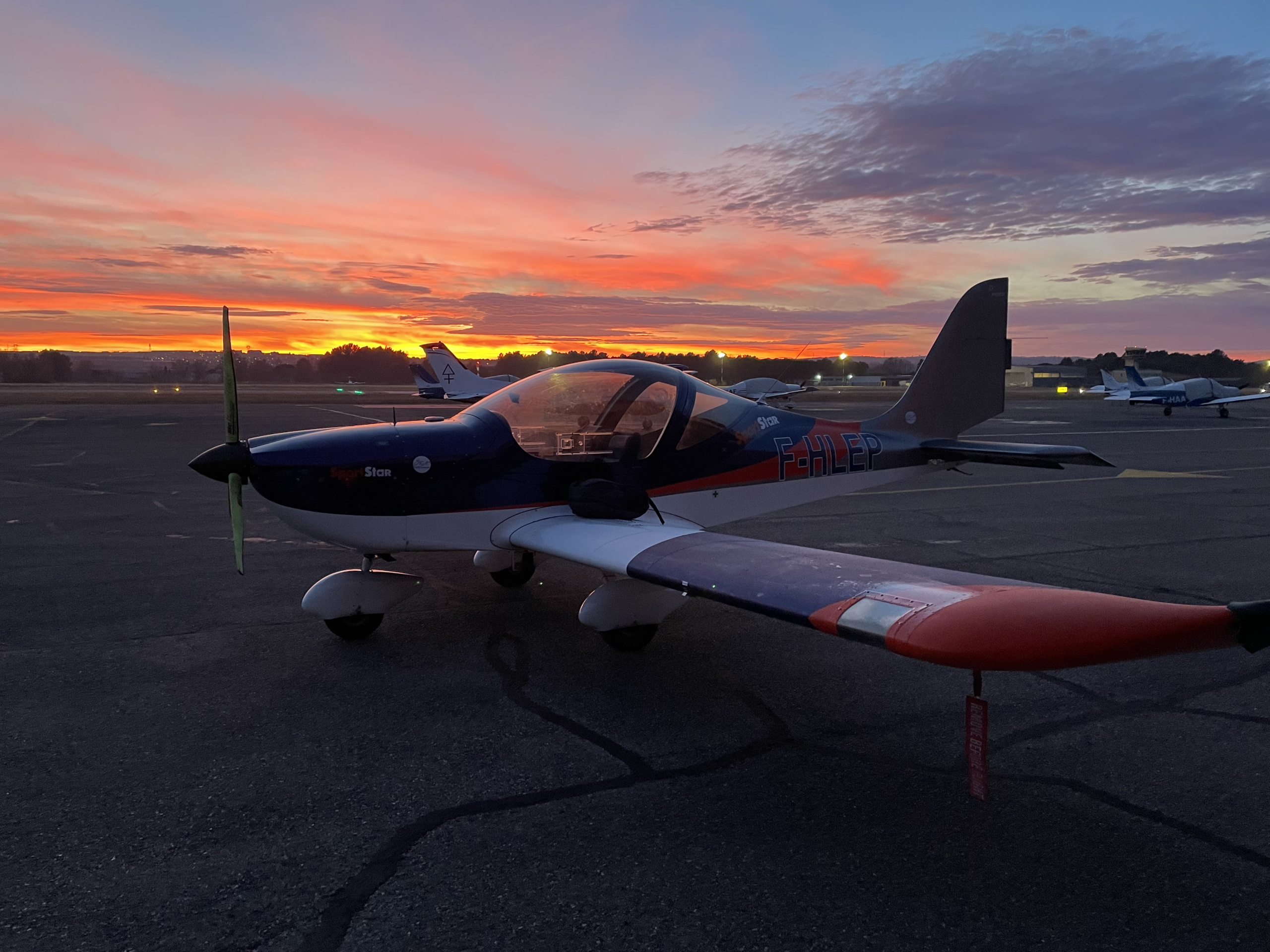 Avion biplace école Evektor SportStar F-HLEP de l'aeroclub ACAM sur le tarmac d'Aix les Milles au coucher du soleil