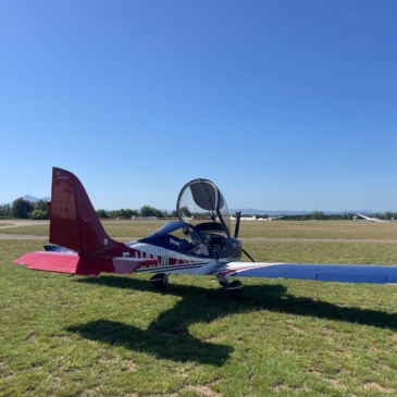 Avion biplace école Evektor SportStar F-HAKM de l'aeroclub ACAM sur un terrain