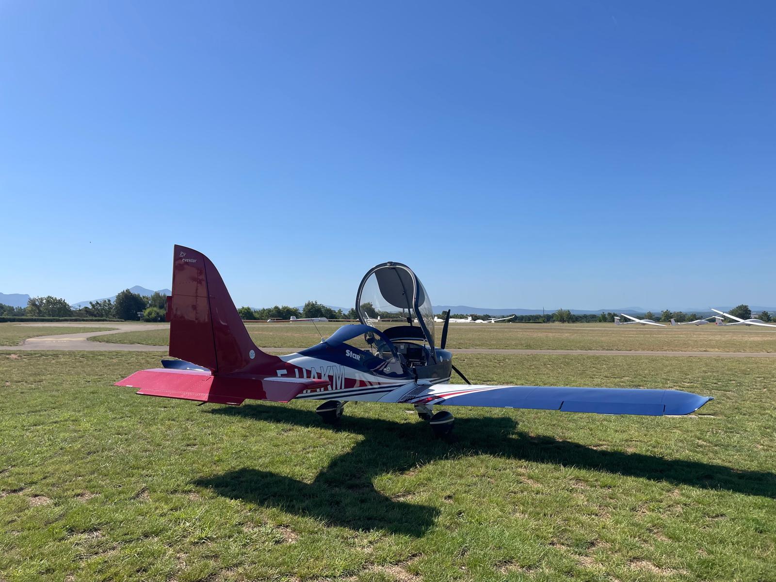 Avion biplace école Evektor SportStar F-HAKM de l'aeroclub ACAM sur un terrain